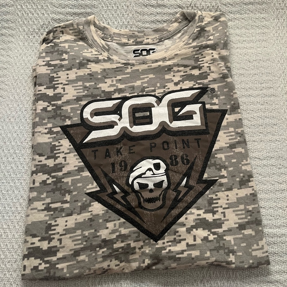 I’m selling a camo men’s large t-shirt